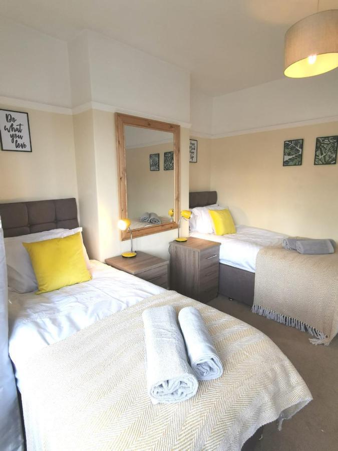 Off Road Parking, Garden, Tv In Every Room スウォンジー エクステリア 写真